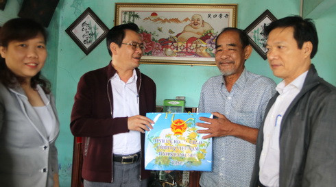 Ông Trần Mạnh Dũng thăm, chúc Tết và tặng quà gia đình ông Huỳnh Trọng Hưng