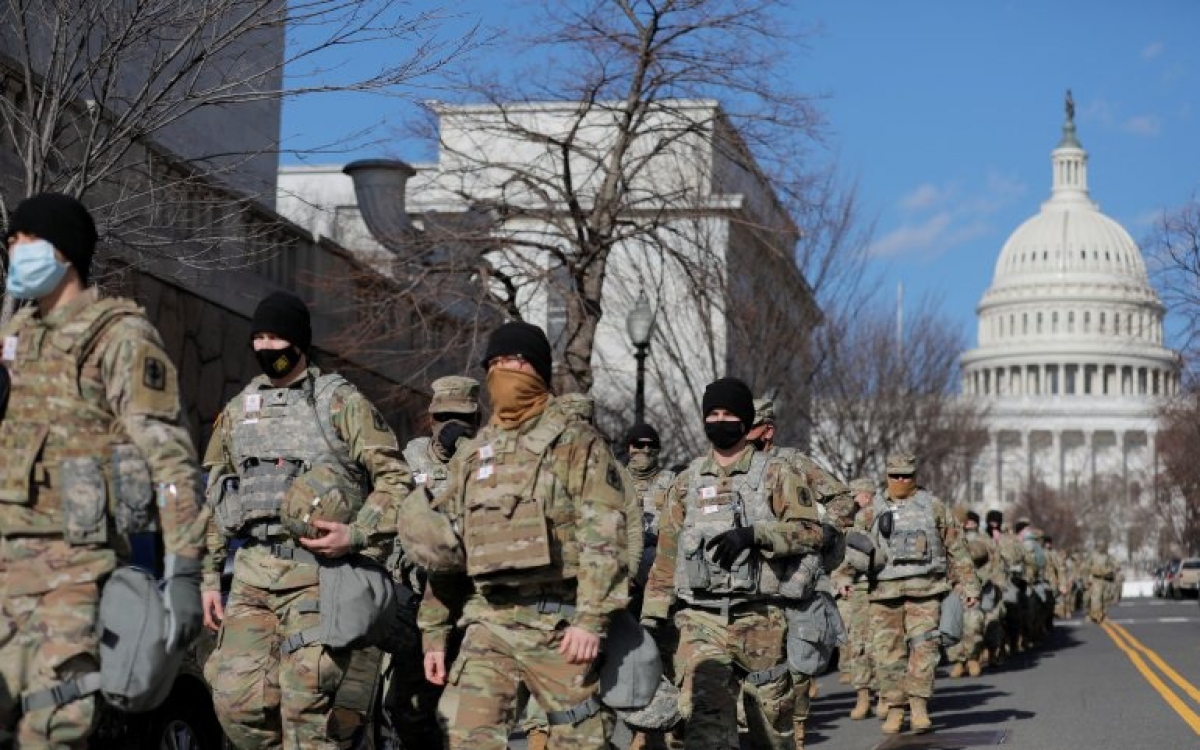 Vệ binh Mỹ tuần tra gần trụ sở quốc hội. Ảnh: Reuters.