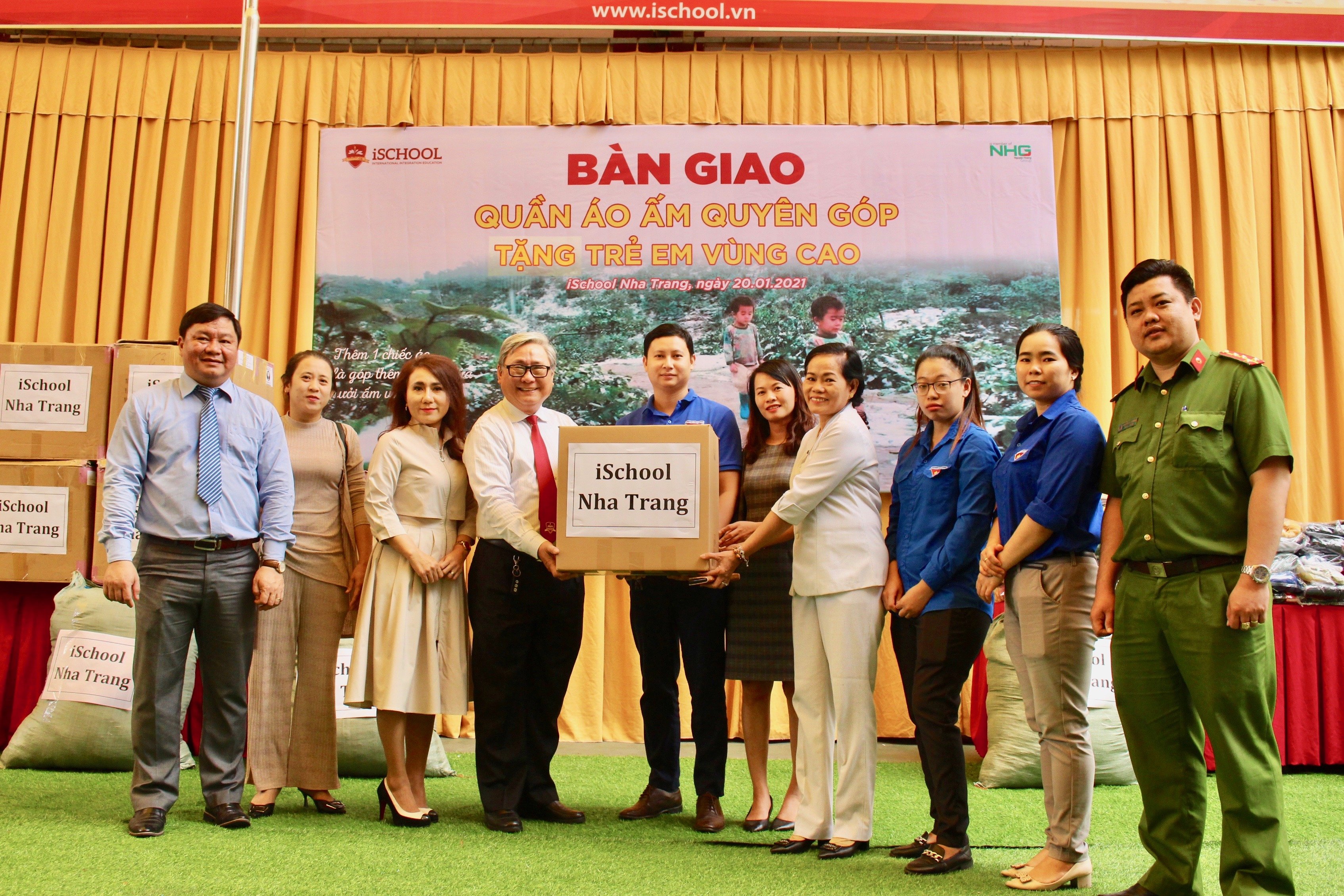 Trường iSchool Nha Trang quyên góp hơn 1.000 bộ quần áo ấm cho trẻ em vùng cao