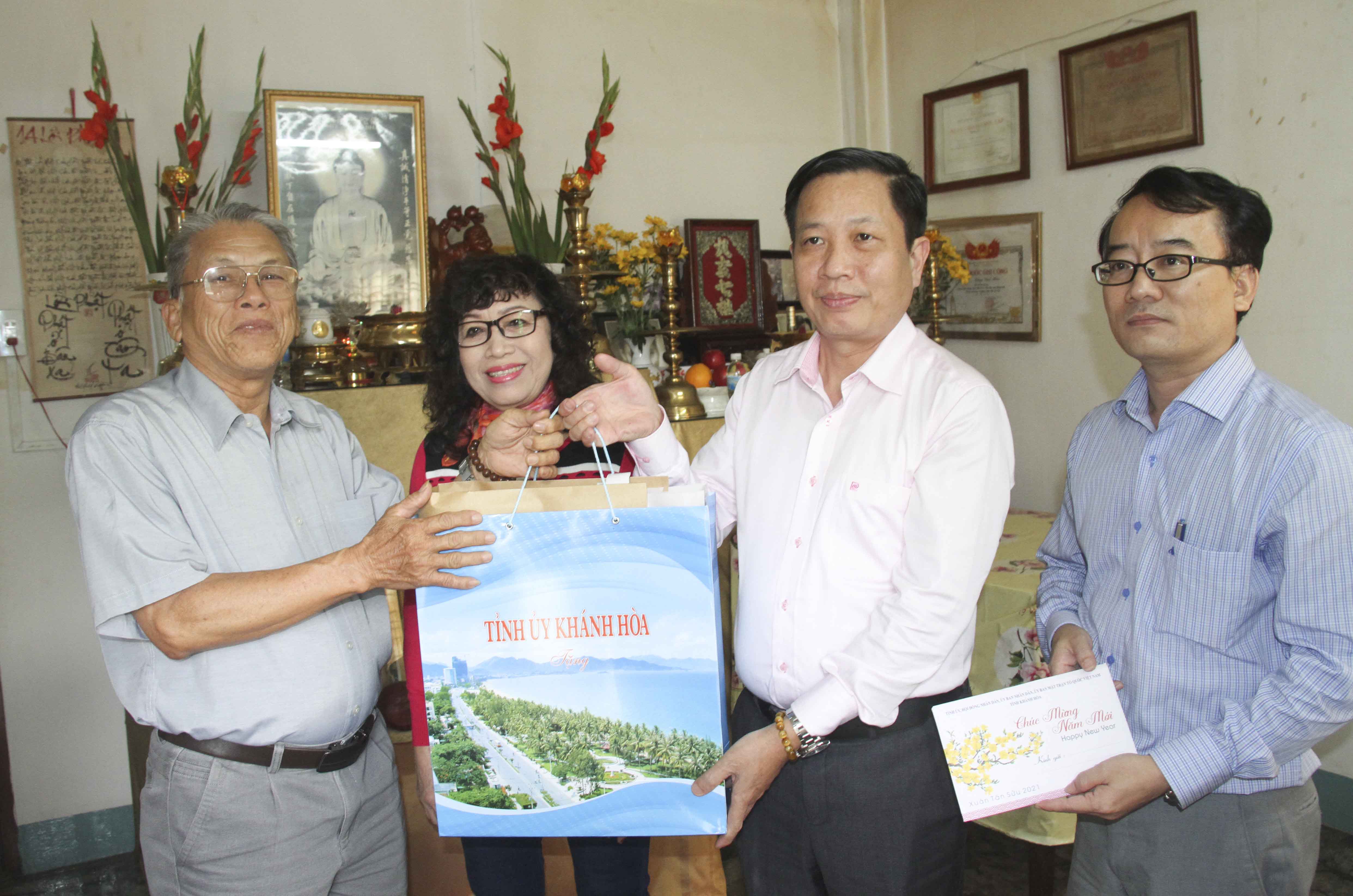 Phó Bí thư Tỉnh ủy Hà Quốc Trị thăm gia đình nguyên cán bộ chủ chốt của tỉnh đã từ trần