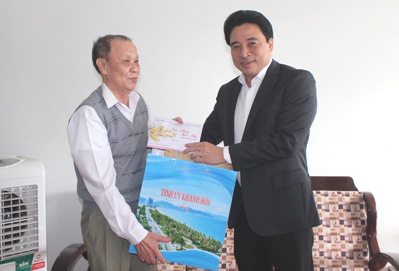 Ông Nguyễn Khắc Toàn tặng quà cho gia đình ông Lê Tụng – nguyên Phó Bí thư Tỉnh ủy.