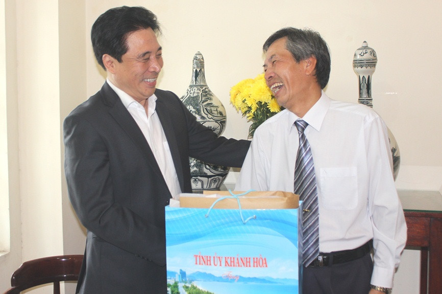 Ông Nguyễn Khắc Toàn tặng quà cho gia đình ông Lê Trọng Khoan – nguyên Phó Bí thư Tỉnh ủy.
