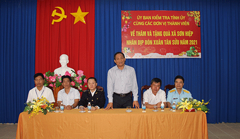 Ông Nguyễn Văn Ghi phát biểu chúc Tết các hộ dân xã Sơn Hiệp