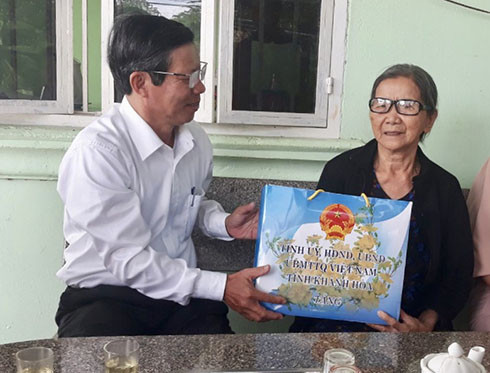 - Đồng chí Trần Ngọc Thanh trao quà cho bà Nguyễn Thị Diện