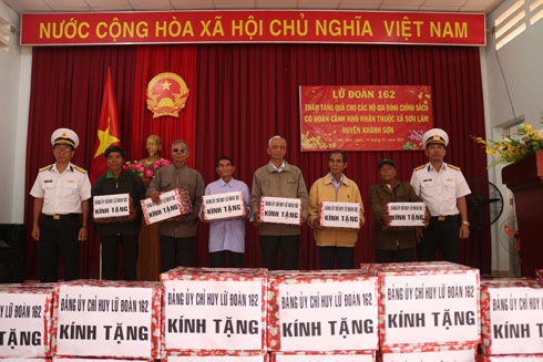 Thăm, tặng quà gia đình chính sách, có hoàn cảnh khó khăn