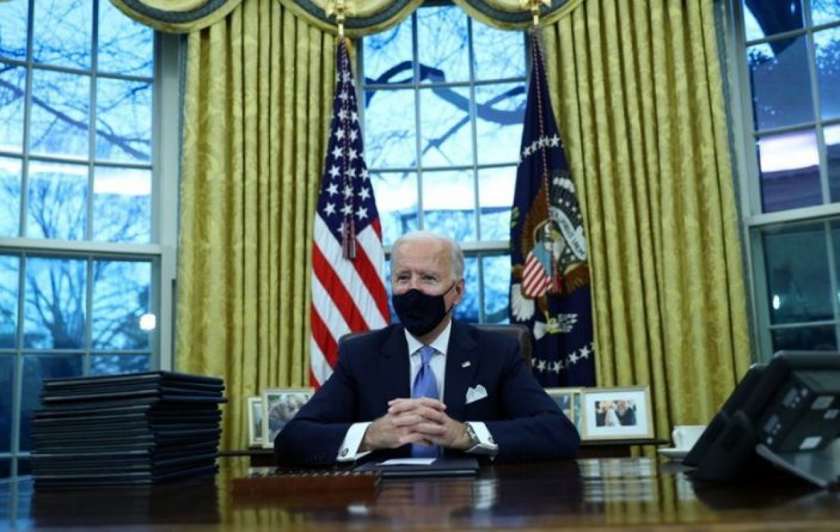 Tổng thống Biden đảo ngược di sản của người tiền nhiệm ngay trong ngày đầu nhiệm kỳ. Ảnh: Reuters