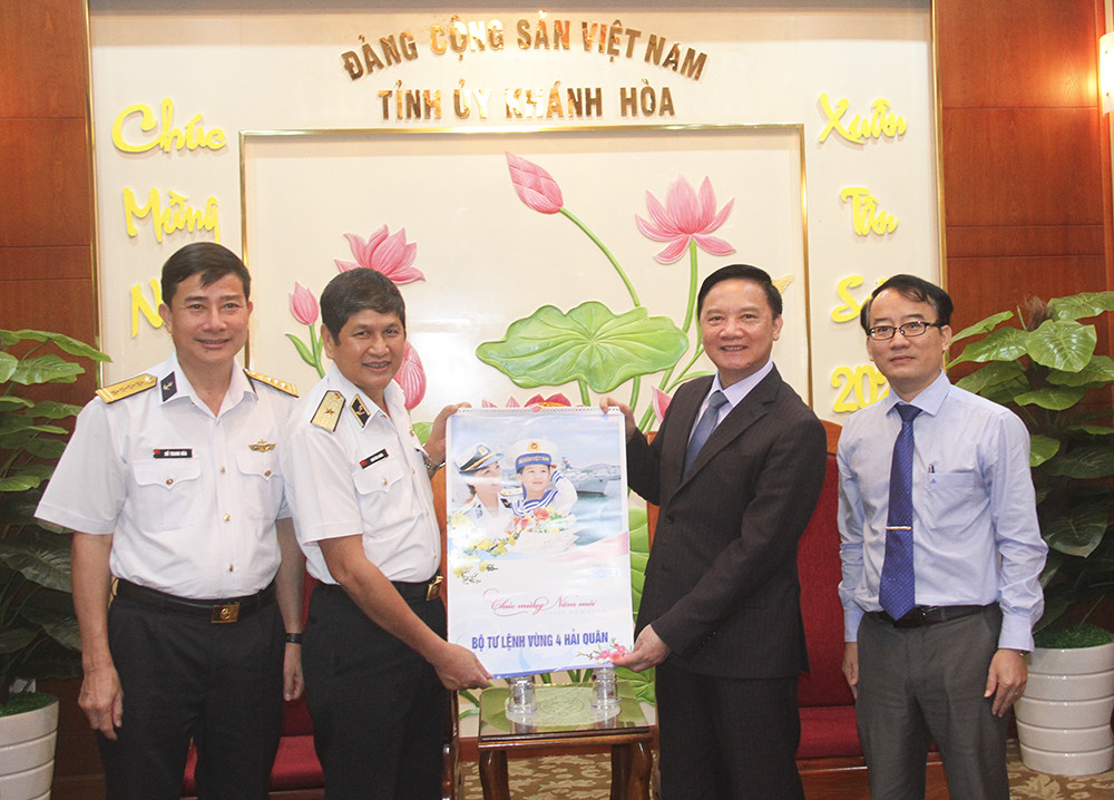 Lãnh đạo vùng 4 Hải quân tặng quà Tết Tân Sửu 2021 cho Tỉnh ủy