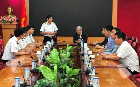 Chuẩn Đô đốc Ngô Văn Thuân báo cáo với lãnh đạo HĐND tỉnh.