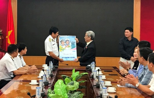 Đoàn công tác tặng lịch Tết cho lãnh đạo HĐND tỉnh.