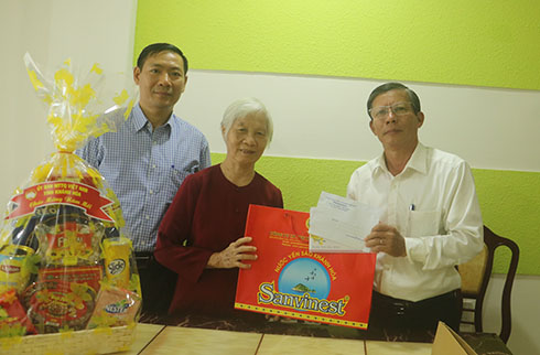 Thăm, tặng quà các gia đình nguyên cán bộ lãnh đạo chủ chốt của tỉnh