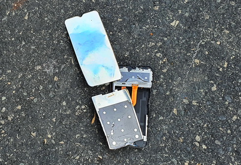 Chiếc điện thoại của nạn nhân rơi xuống đường