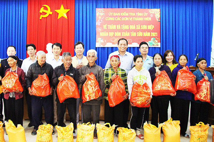 Trao quà Tết cho người dân xã Sơn Hiệp, huyện Khánh Sơn.
