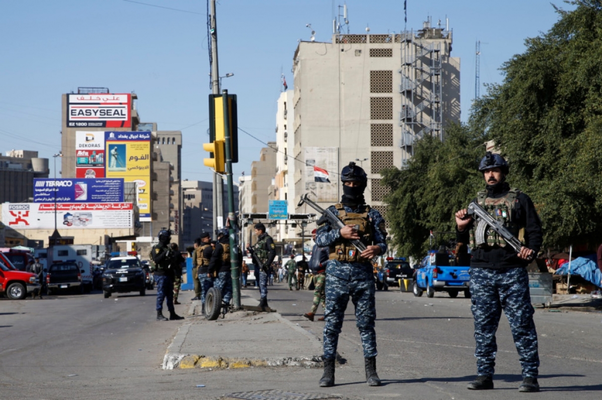Các thành viên trong lực lượng an ninh Iraq canh gác tại khu chợ trung tâm ở thủ đô Baghdad, Iraq sau một vụ đánh bom liều chết do IS tiến hành. Ảnh: Reuters