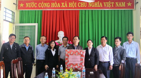 Đại diện các đơn vị tặng quà Tết cho Đảng ủy, UBND xã Sơn Lâm