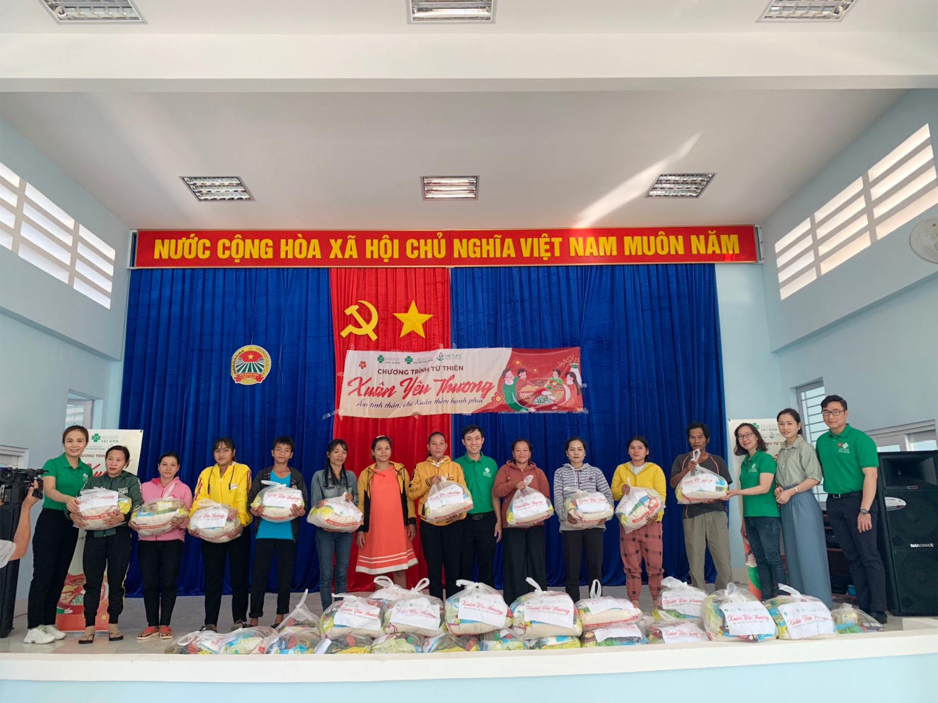 Đại điện 2 bệnh viện tặng quà cho người dân xã Khánh Thành