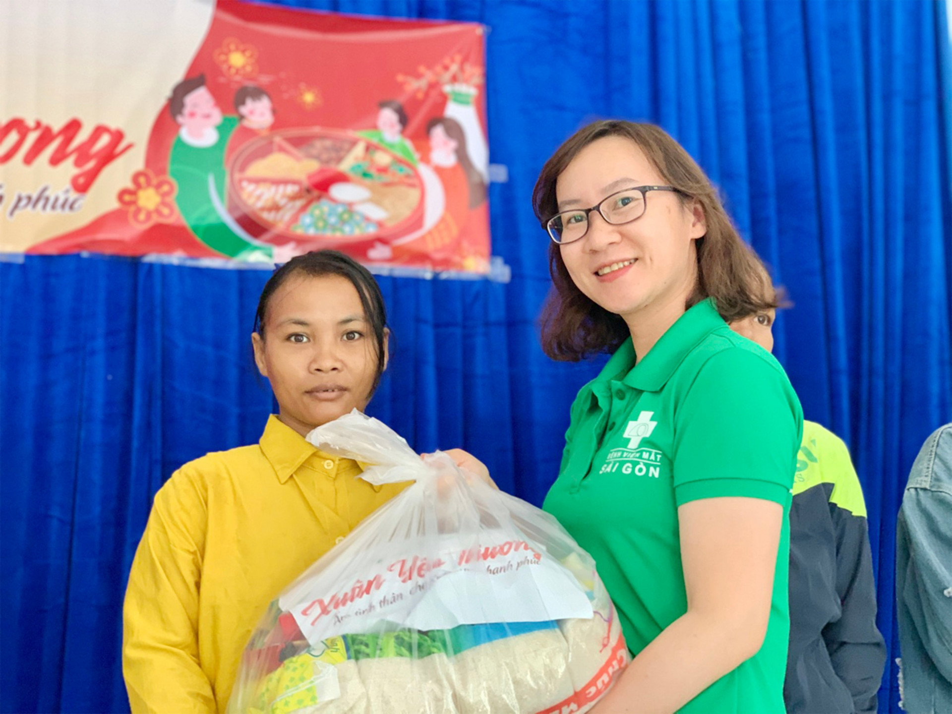 Người dân xã Khánh Thành nhận món quà 'Xuân yêu thương " của 2 bệnh viện