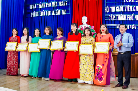 Ông Trần Nguyên Lập - Trưởng Phòng Giáo dục và Đào tạo TP. Nha Trang trao giấy chứng nhận giáo viên chủ nhiệm giỏi cho các giáo viên. 