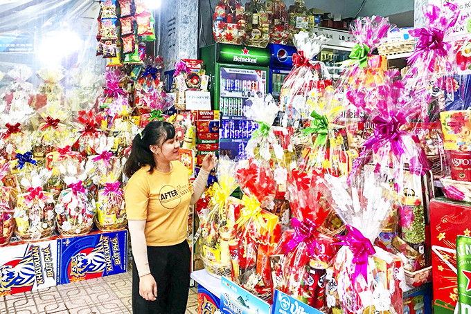 A lof of Tet gift baskets on the market