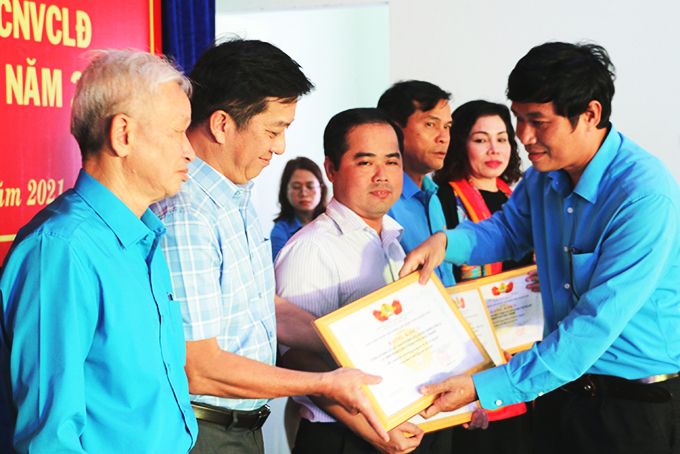 Liên đoàn Lao động TP. Nha Trang: Hỗ trợ hơn 500 triệu đồng cho đoàn viên bị ảnh hưởng bởi dịch Covid-19