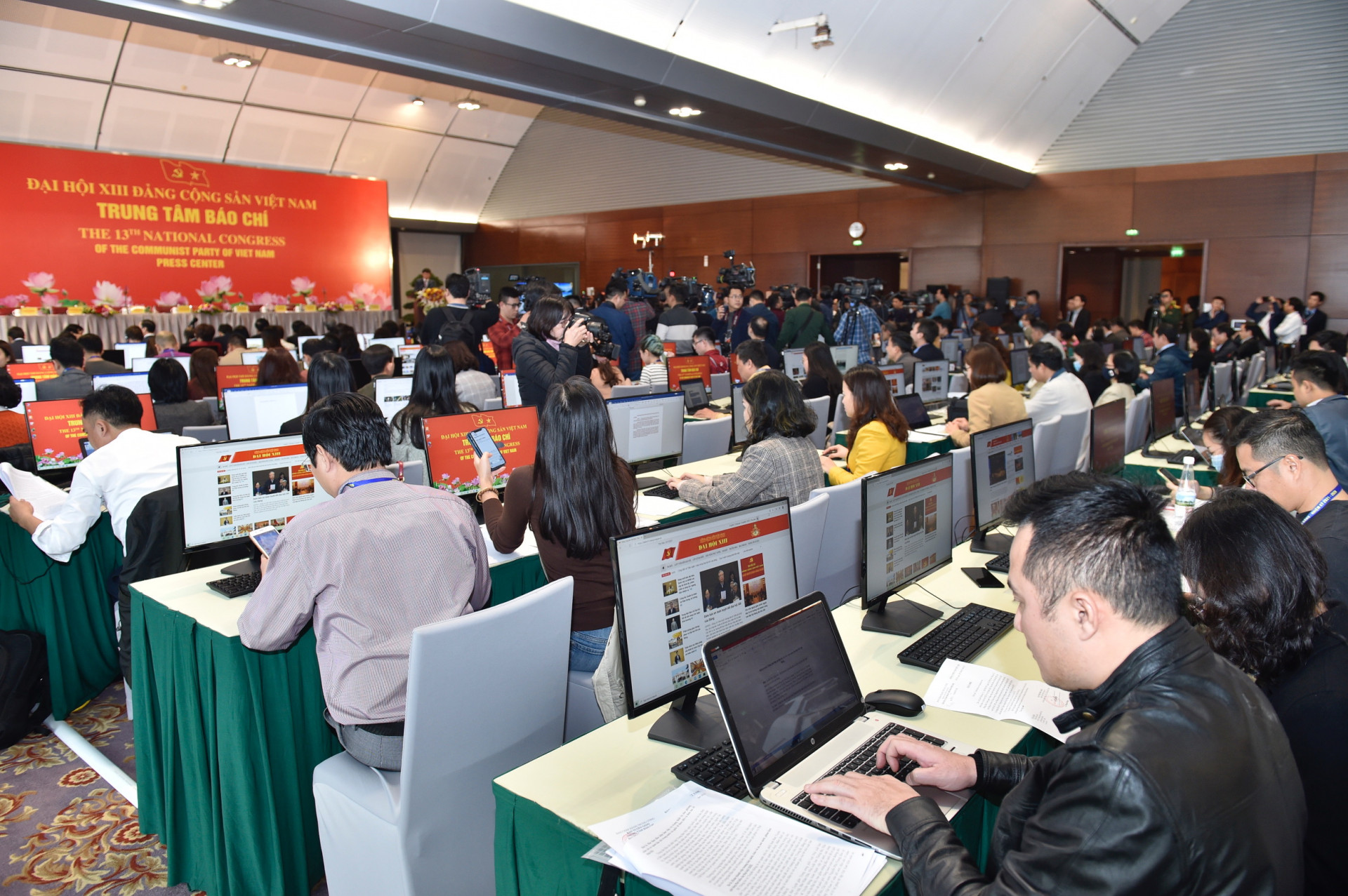 Trung tâm Báo chí trang bị toàn bộ máy tính để bàn có kết nối mạng để phục vụ và đáp ứng yêu cầu tác nghiệp của phóng viên trong nước và quốc tế. Ảnh: VGP/Nhật Bắc