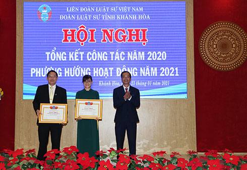 Chánh Văn phòng UBND tỉnh Nguyễn Văn Thiện trao bằng khen cho các tập thể.