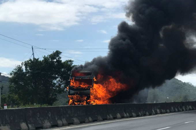 Xe tải chở xi măng bốc cháy