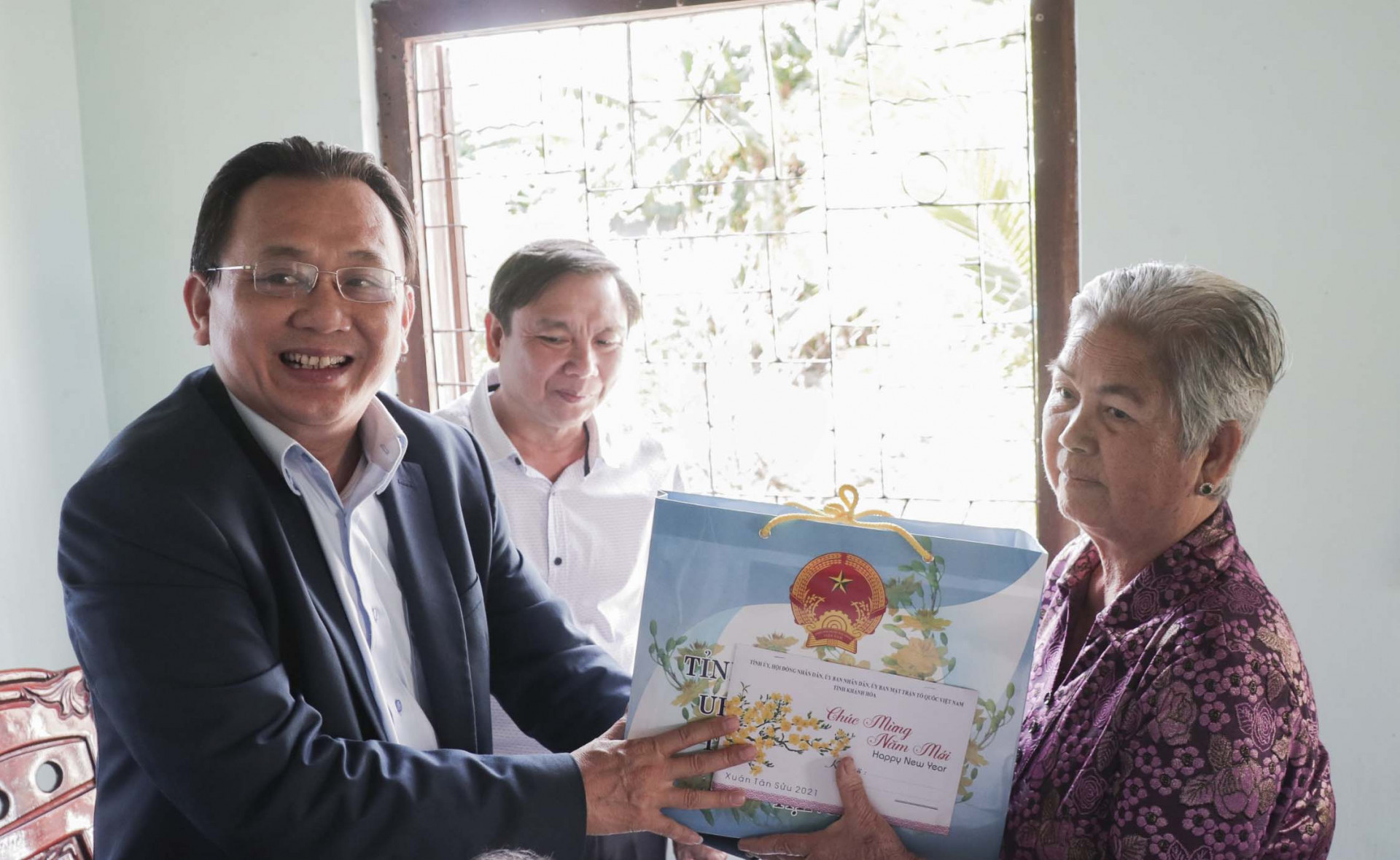 Ông Lê Hữu Hoàng trao tặng quà cho bà Nguyễn Thị Phương - thương binh, người hoạt động kháng chiến bị nhiễm chất độc hóa học, tù đày (thị trấn Vạn Giã).
