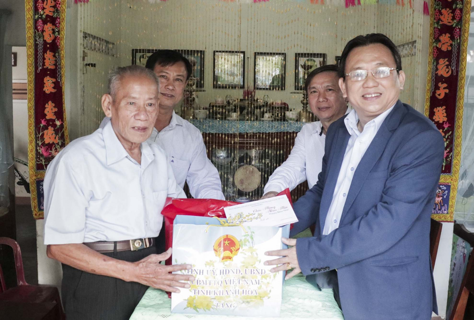 Ông Lê Hữu Hoàng trao quà Tết cho ông Hoàng Vỹ - thương binh, người hoạt động kháng chiến bị nhiễm chất độc hóa học (xã Vạn Thắng)