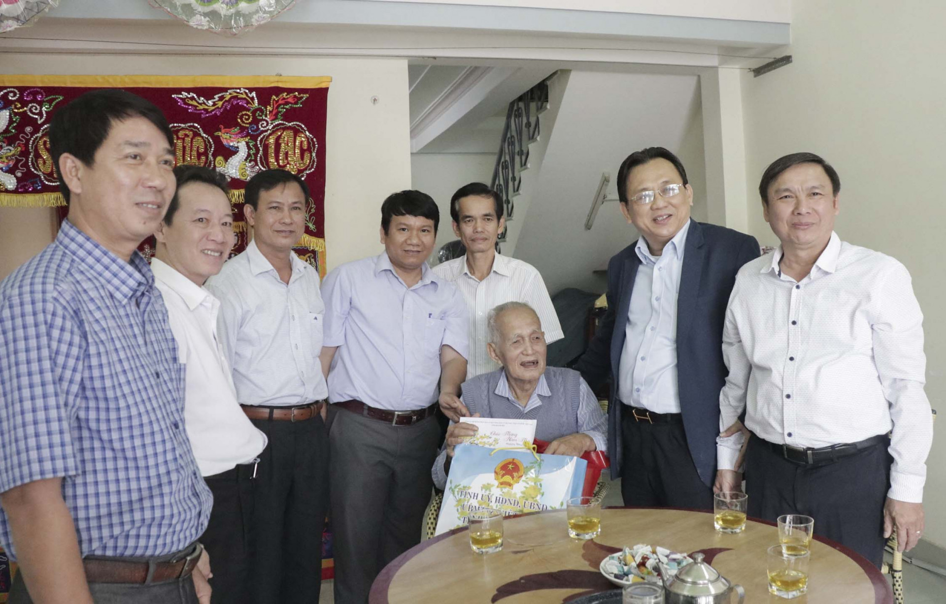Ông Lê Hữu Hoàng trao quà Tết cho ông Nguyễn Nhánh - người hoạt động kháng chiến bị nhiễm chất độc hóa học (xã Vạn Long