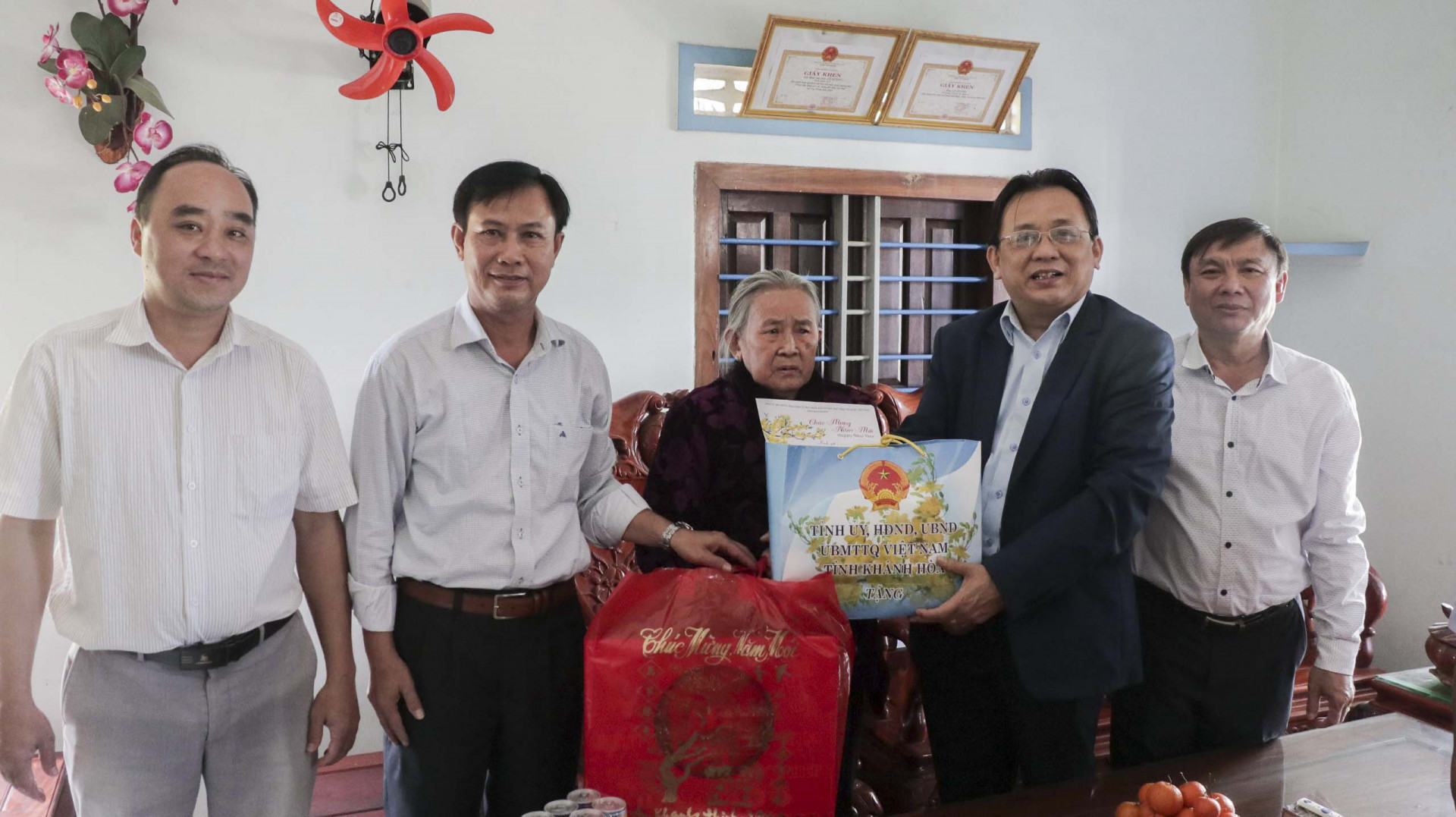 Ông Lê Hữu Hoàng trao quà Tết cho bà Mai Thị Bán - thương binh, vợ liệt sĩ (xã Vạn Hưng).