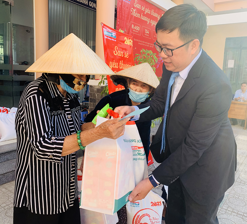 Ông Nguyễn Đức Dũng - Phó giám đốc Kienlongbank Khánh Hòa trao quà Tết cho người dân xã Vĩnh Lương.
