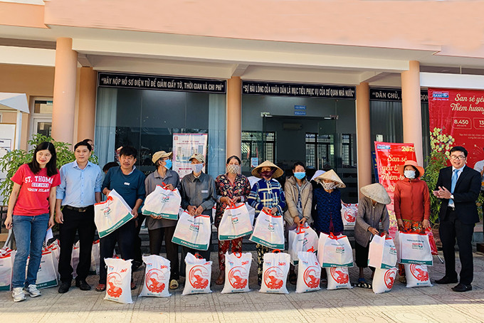 Các gia đình nghèo nhận quà Tết của Kienlongbank Khánh Hòa.