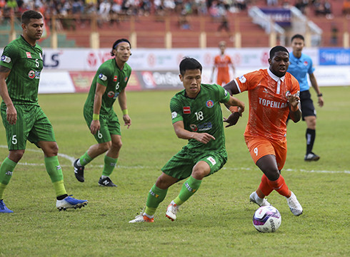 Cầu thủ Topenland Bình Đình và Sài Gòn trên sân Nha Trang.