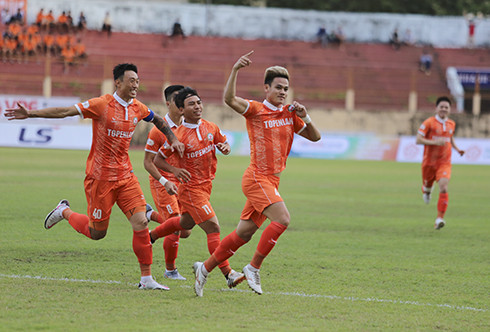 Hậu vệ Hồ Tấn Tài ăn mừng bàn thắng duy nhất trận đấu.