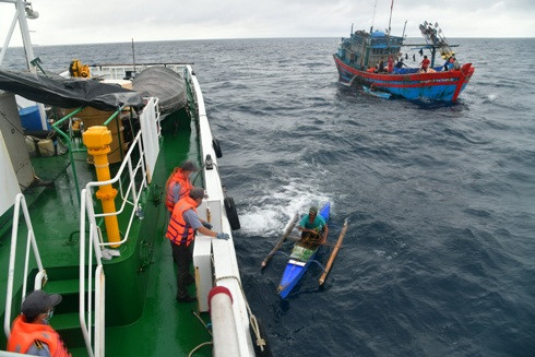 Tiếp nhận các ngư dân gặp nạn lên tàu KN 472.