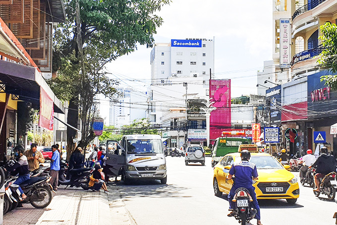 “Xe dù” chèo kéo khách tại điểm xe buýt ngã 6 Tân Quang (Nha Trang).