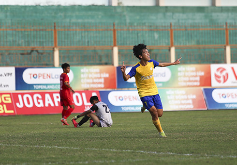 Cầu thủ Trần Khánh Dũng ghi bàn mở tỷ số cho Khánh Hòa.