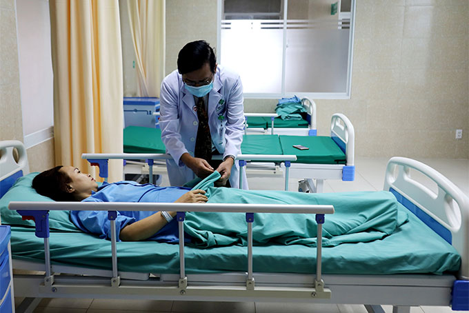 Bác sĩ Cao Việt Dũng thăm khám cho bệnh nhân.