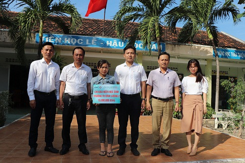 Đại diện Công ty Bảo hiểm BIDV Nam Trung Bộ trao tiền bồi thường cho gia đình em Nguyễn Ngọc Thanh Nhã.