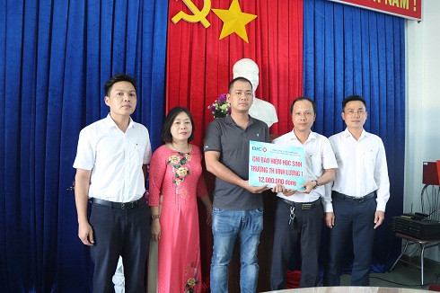 Đại diện Công ty Bảo hiểm BIDV Nam Trung Bộ trao tiền bồi thường cho gia đình em Nguyễn Huỳnh Tú Viên.