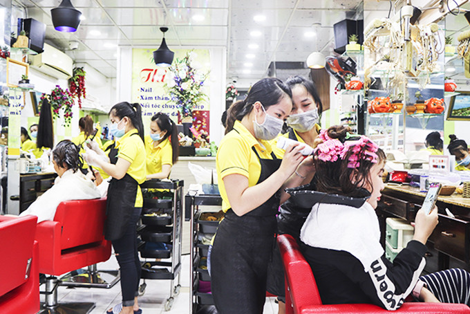 Khách hàng làm đẹp tại một salon tóc  trên đường Hoàng Hoa Thám, TP. Nha Trang.
