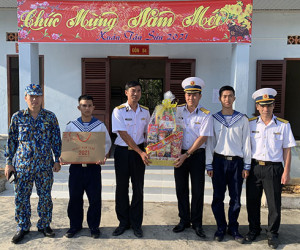 Bộ Tư lệnh Vùng 4 Hải quân thăm, tặng quà các cán bộ, chiến sĩ đang làm nhiệm vụ