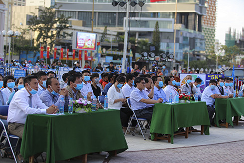 Lãnh đạo TP. Nha Trang, Sở Văn hóa và Thể thao cùng người dân dự lễ khai mạc hội thi.