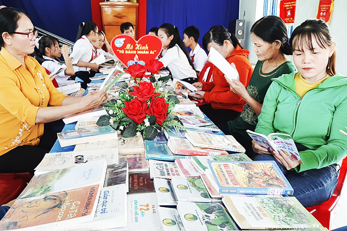 People in Ha Thanh 2 residential group (Ninh Da Ward, Ninh Hoa Town) reading books circulated by provincial library
