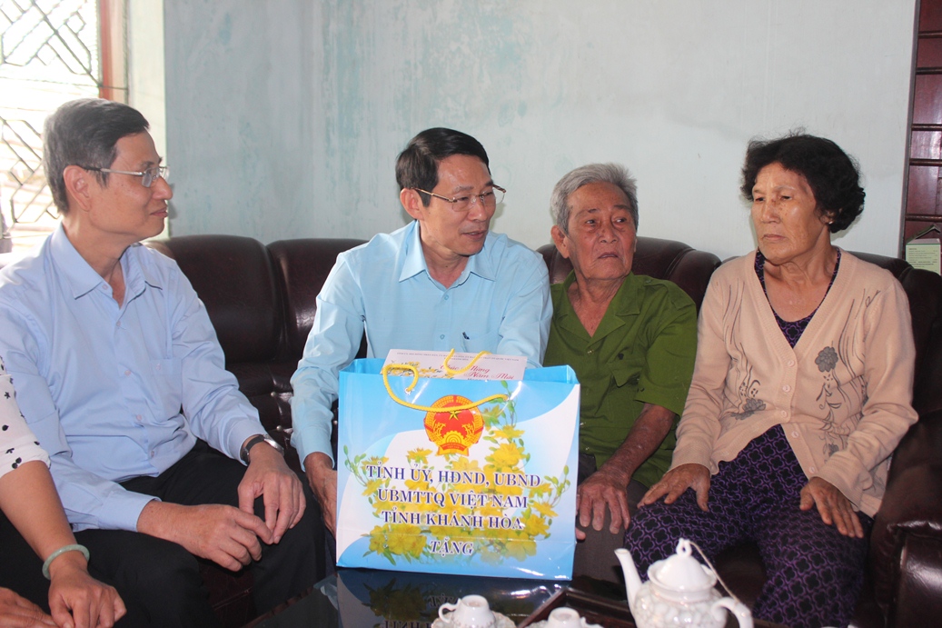 Ông Đinh Văn Thiệu tặng quà, chúc Tết gia đình ông Nguyễn Văn Ry.