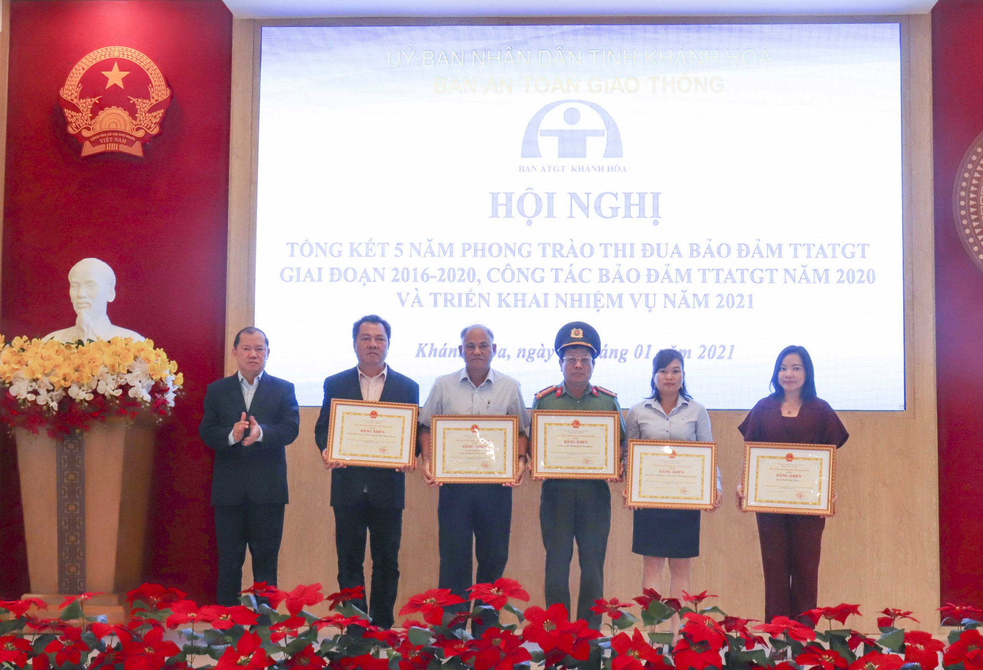 Ông Nguyễn Anh Tuấn trao bằng khen cho các tập thể xuất sắc năm 2020.