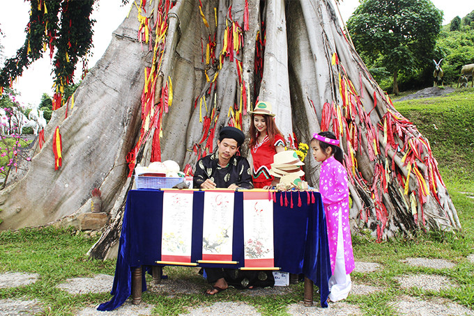 Ông đồ cho chữ ngày xuân bên cây “Mộc thần” tại Công viên Du lịch Yang Bay.