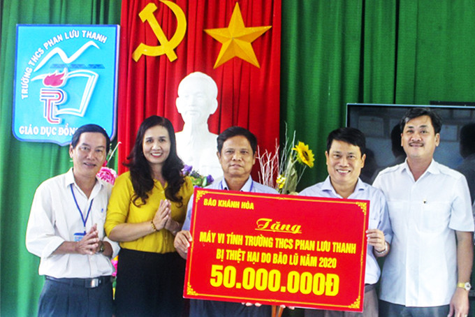 Báo Khánh Hòa trao hỗ trợ máy vi tính  cho Trường THCS Phan Lưu Thanh, huyện Đồng Xuân, tỉnh Phú Yên.