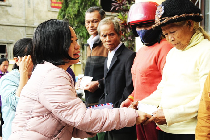 Bà Thái Thị Lệ Hằng - Phó Tổng Biên tập Báo Khánh Hòa thăm hỏi, tặng quà người dân huyện A Lưới, tỉnh Thừa Thiên - Huế.