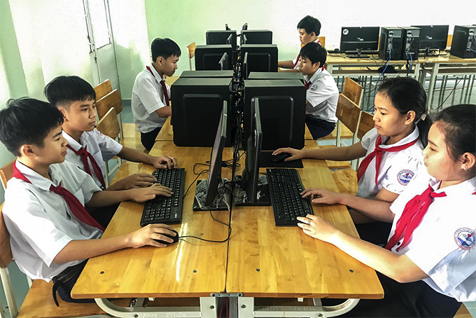 Các em học sinh Trường THCS A. Yersin học trong phòng máy tính do Báo Khánh Hòa và Tập đoàn VK Group - Bệnh viện 22/12 tặng.